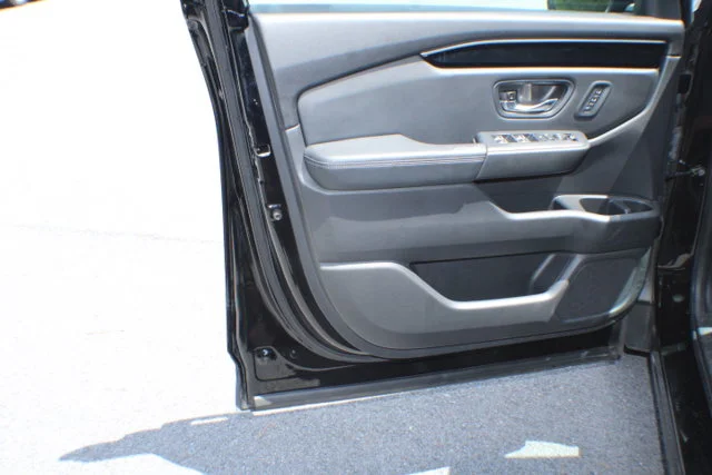 Used 2023 Crystal Black Pearl Honda Touring image 4