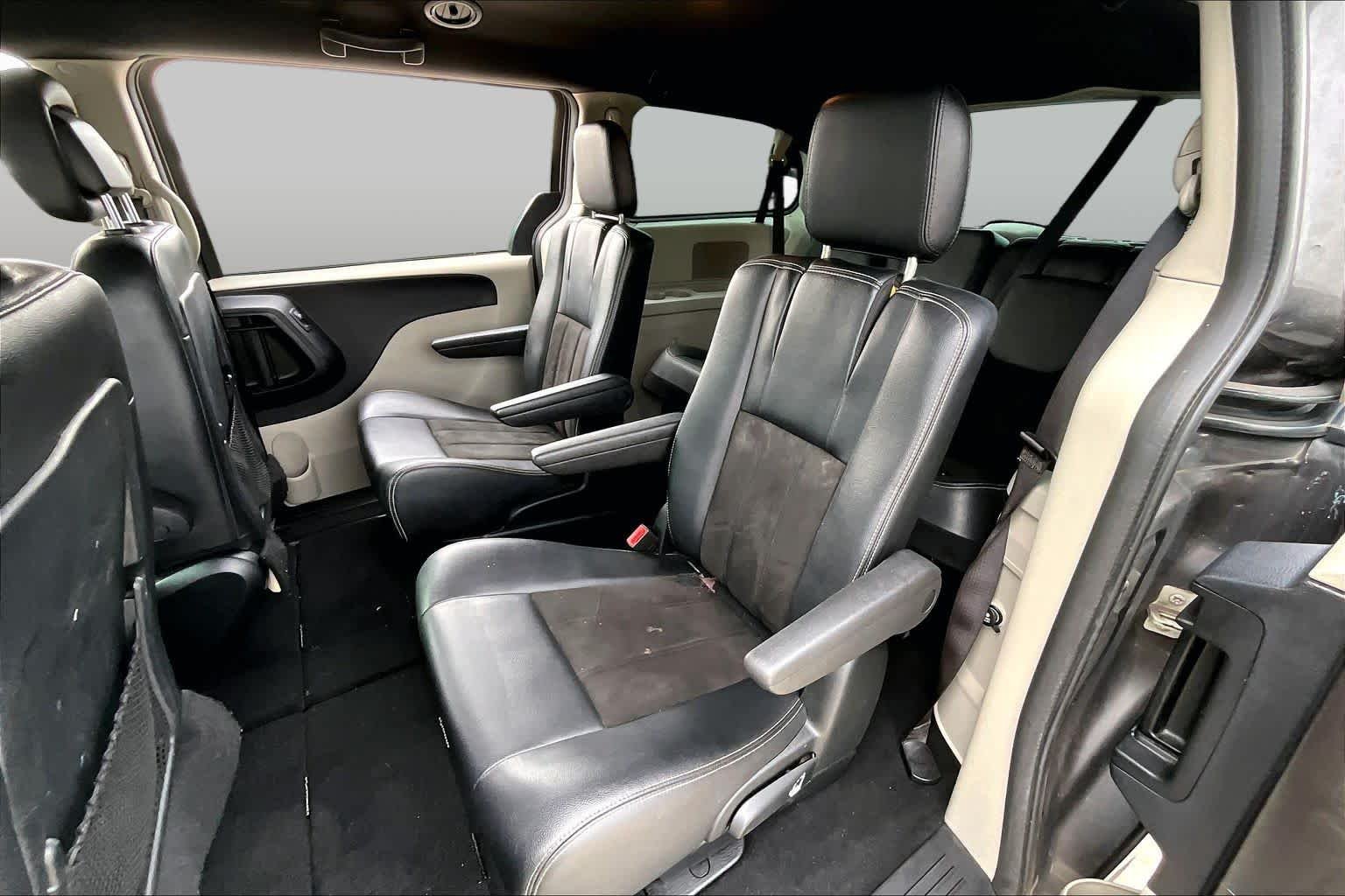 Used 2020 Granite Pearlcoat Dodge SXT image 21