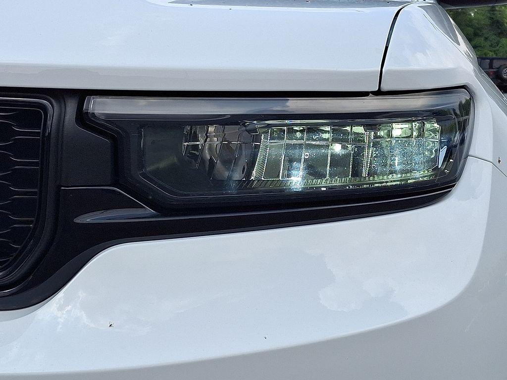 Used 2023 White Jeep Altitude image 10