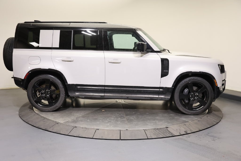 Certified Used 2026 Borasco Gray Metallic Land Rover X-Dynamic SE image 6