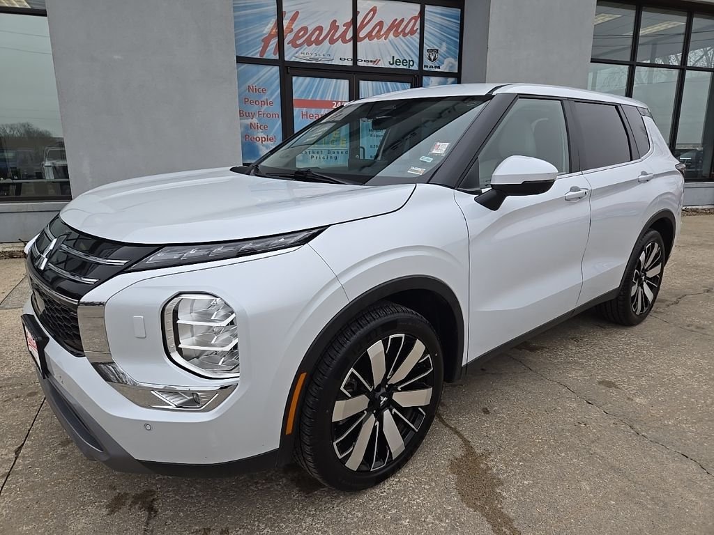 Used 2025 Mitsubishi Outlander SE with VIN JA4J4VA83SZ015434 for sale in Kansas City