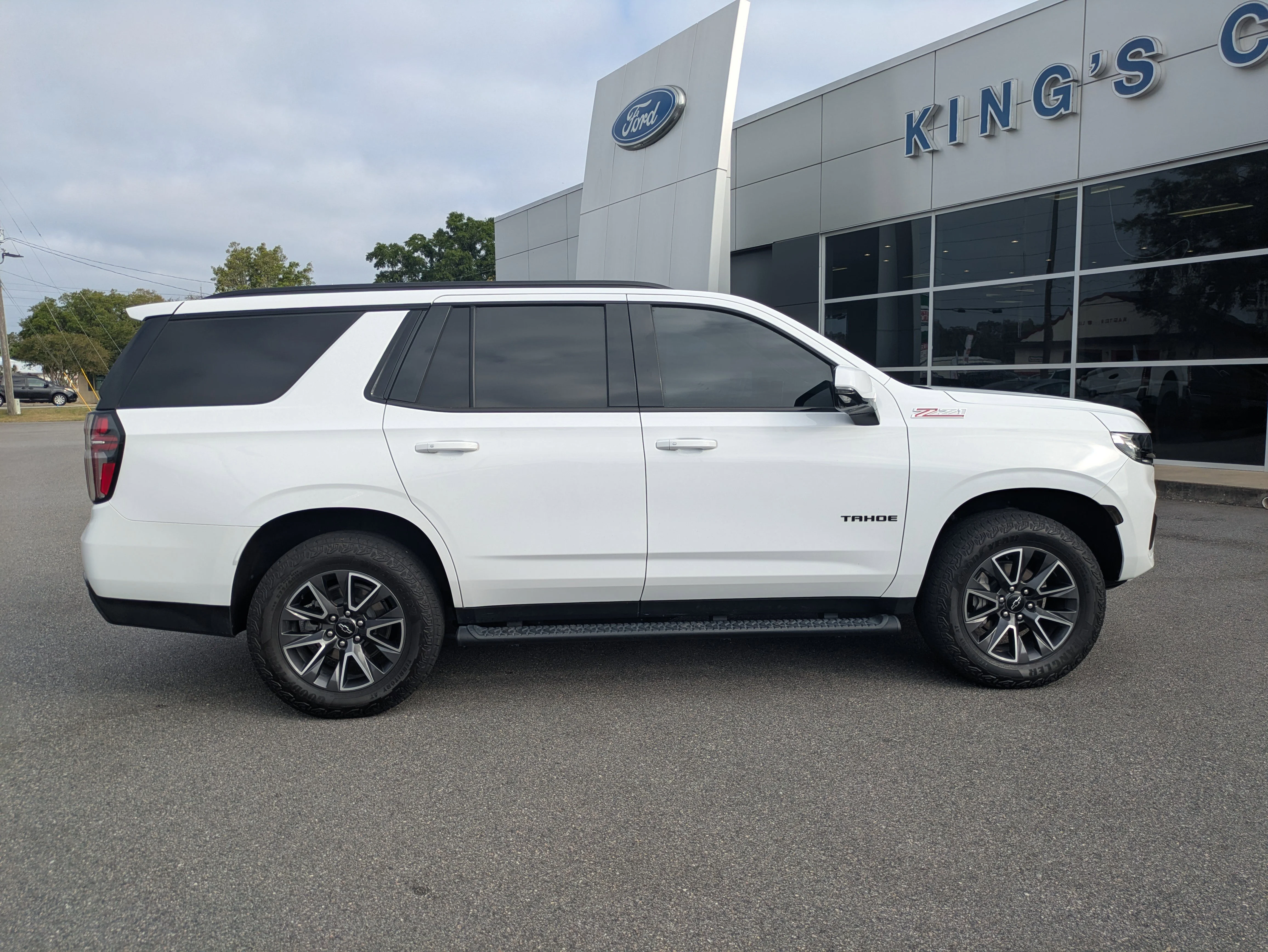 Used 2024 Summit White Chevrolet Z71 w/Luxury Pkg, Leather Quad Buckets, Panoramic Moonroof, & 3rd Row Seat image 3