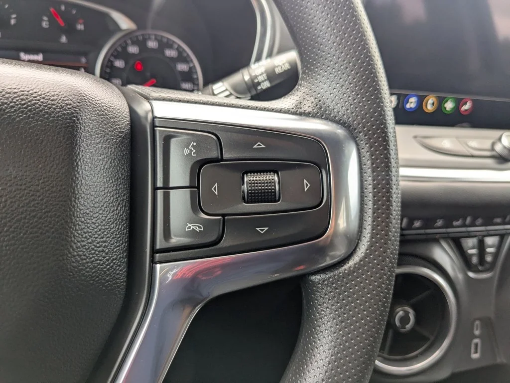 Used 2025 Summit White Chevrolet LT image 22