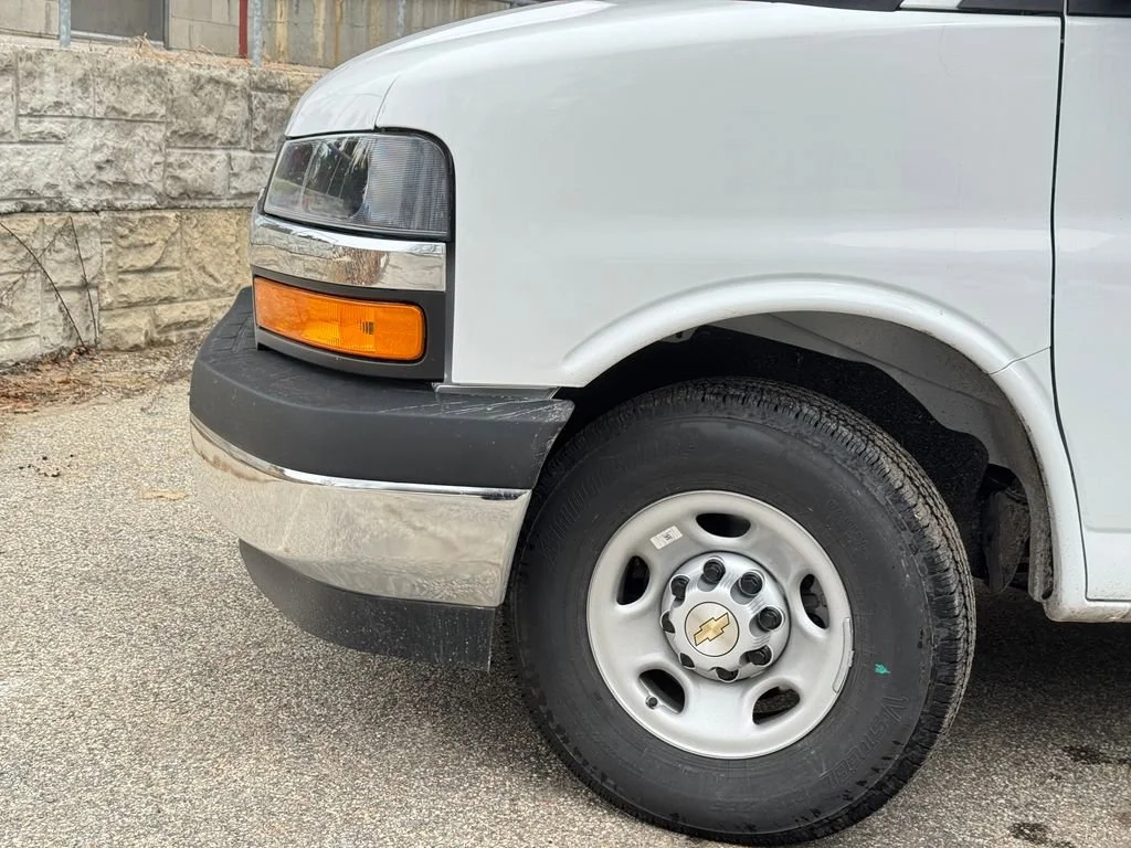 New 2026 Summit White Chevrolet 1WT image 3