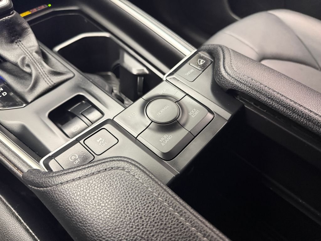 Used 2025  Toyota XLE image 18