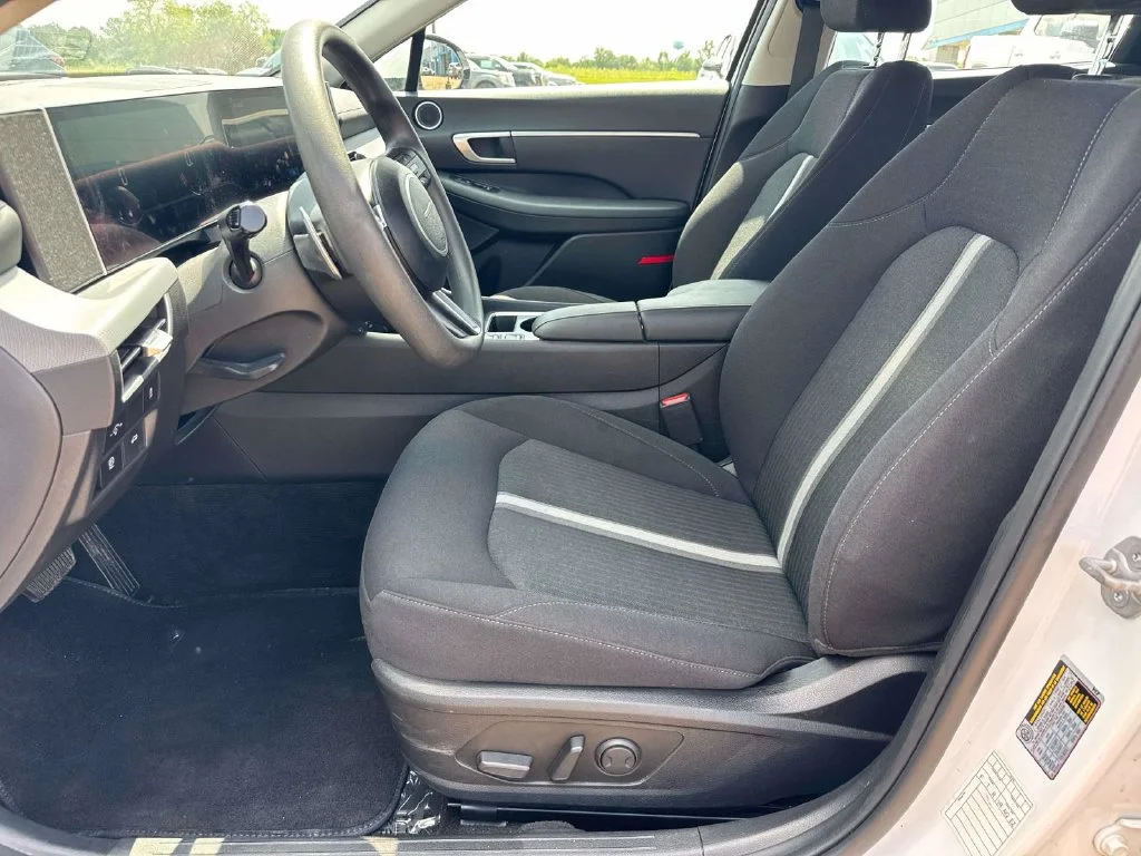 Used 2025 White Hyundai SEL image 24