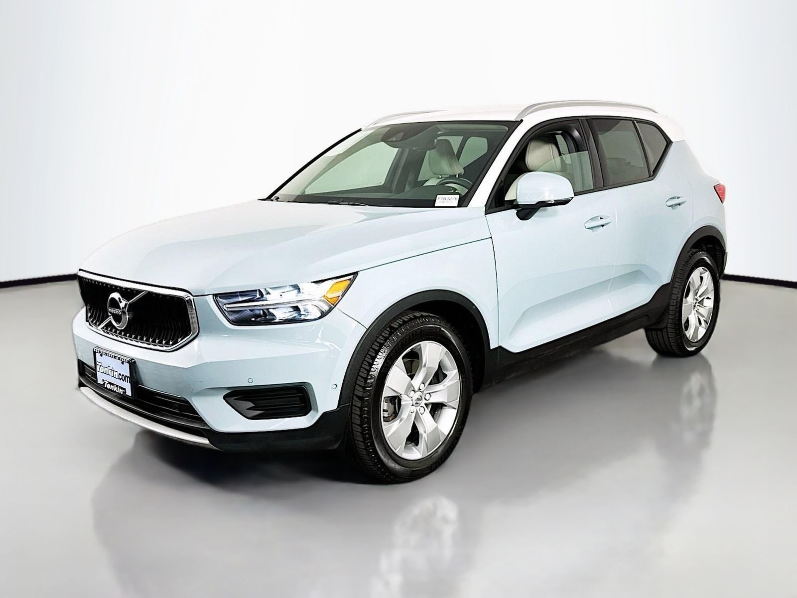 Used 2019 Amazon Blue Volvo Momentum image 2