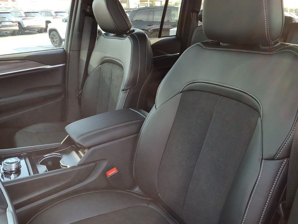New 2027 High-Gloss Black Paint Jeep Laredo Altitude image 9