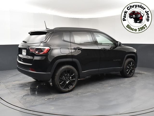 New 2026 Diamond Black Crystal Pearl-Coat Exterior Paint Jeep Latitude image 6
