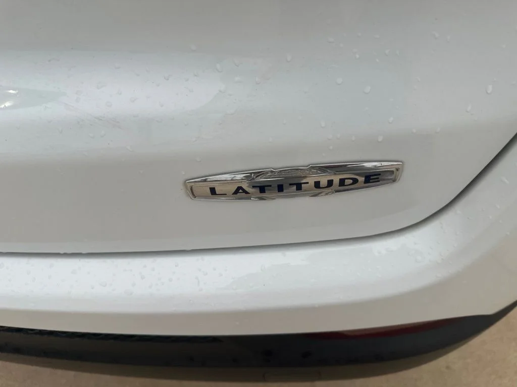 Used 2023 White Jeep Latitude image 31