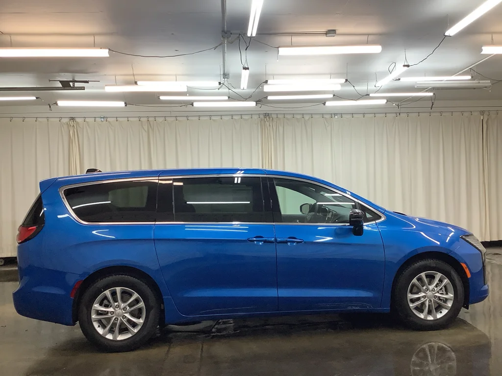 New 2027 Hydro Blue Pearl-Coat Exterior Paint Chrysler  image 4