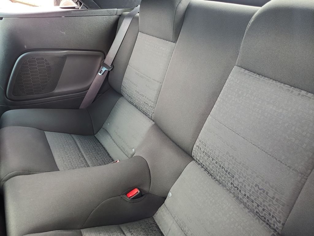 Used 2007 Red Ford V6 Deluxe image 17