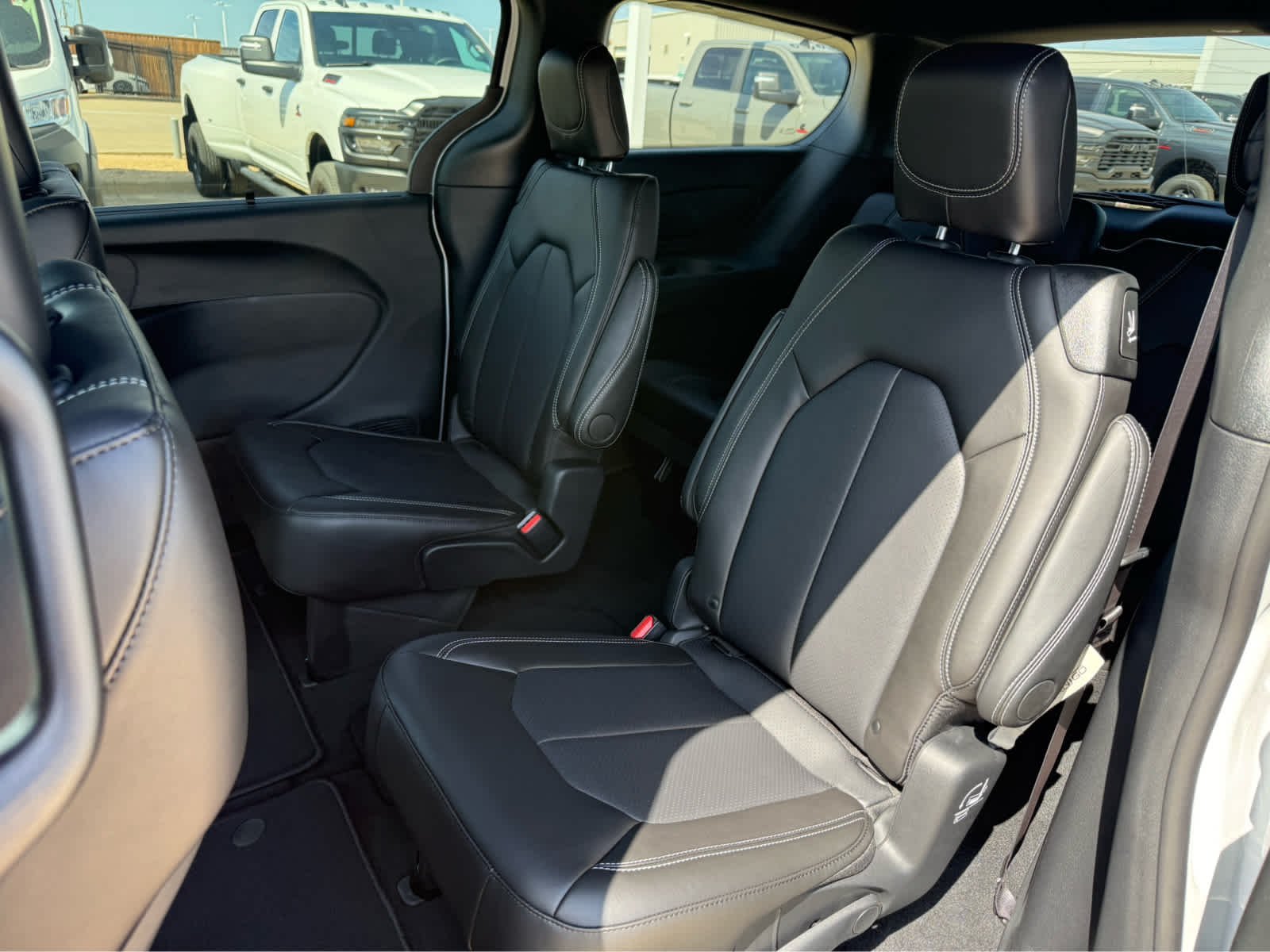 New 2027 Bright White Clearcoat Chrysler Select image 11