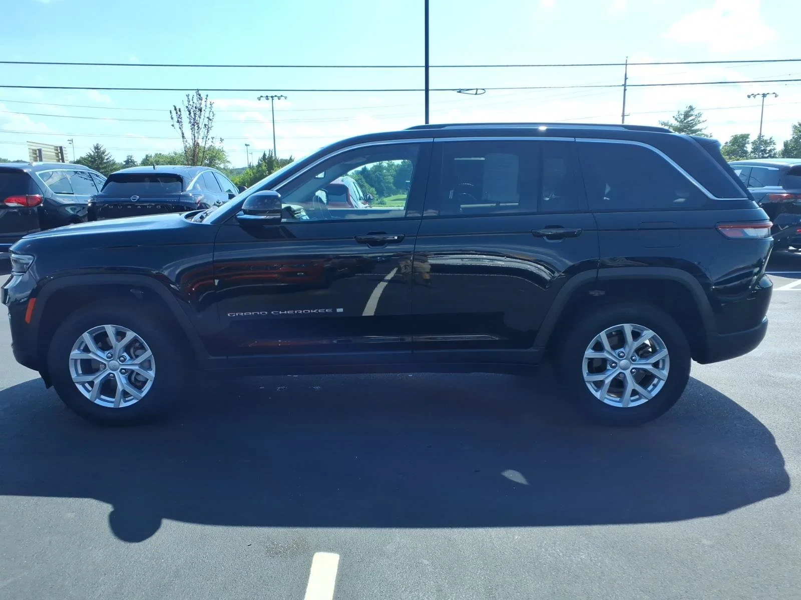 Used 2023 Diamond Black Crystal Pearlcoat Jeep Limited image 4