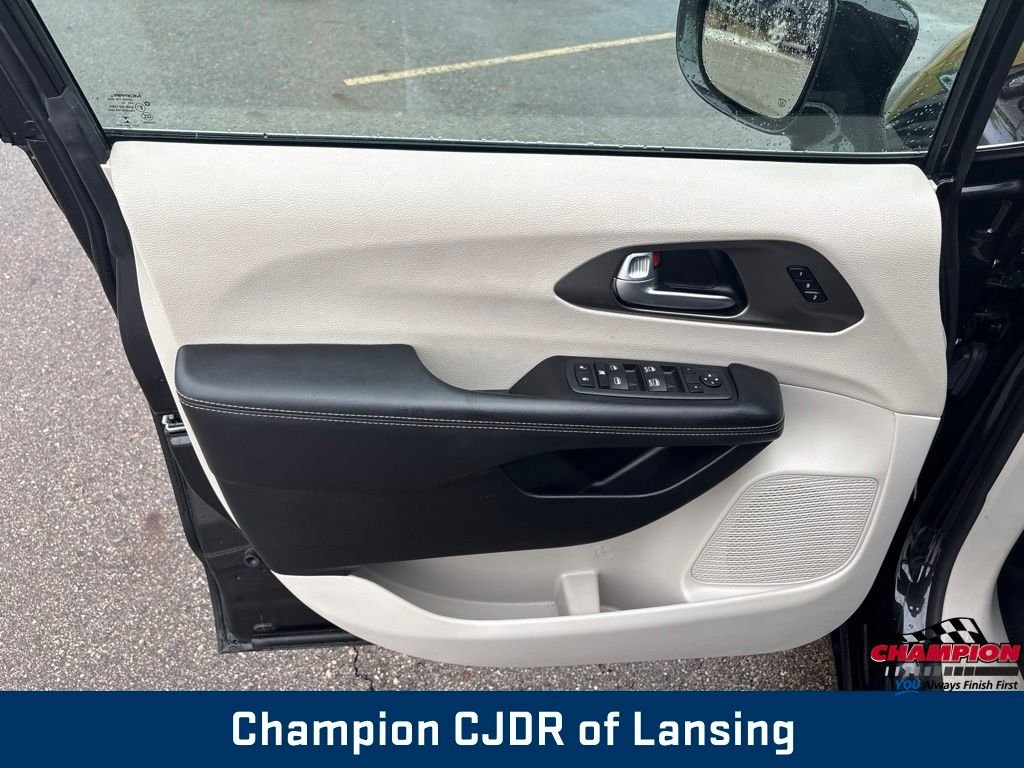 Used 2022 Black Chrysler Touring L image 14