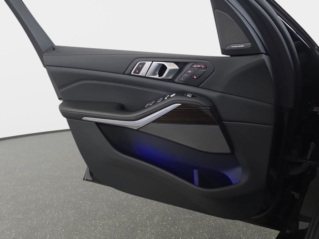 Used 2023 Black BMW xDrive40i image 29