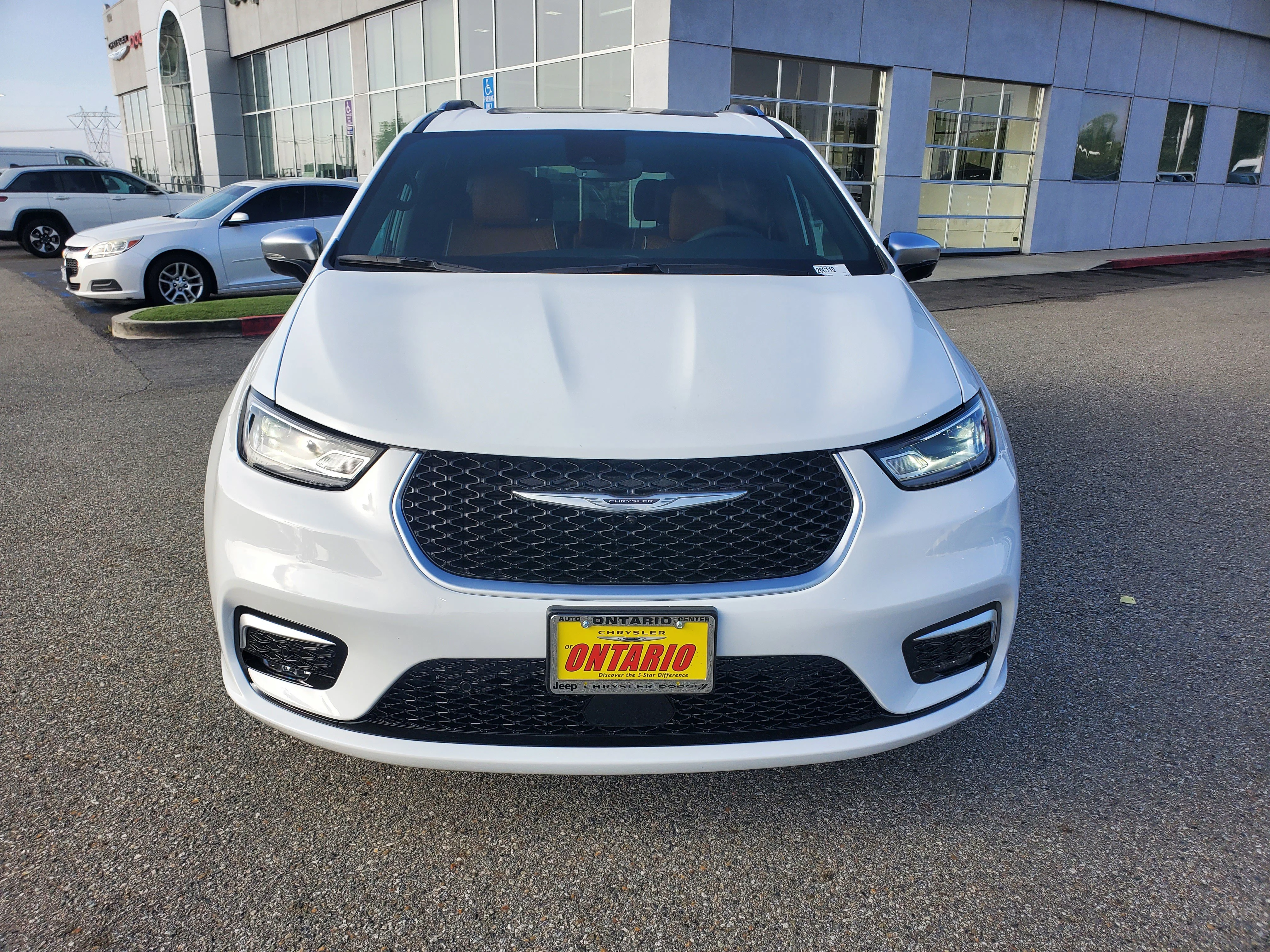 New 2026 Bright White Clear-Coat Exterior Paint Chrysler Pinnacle image 9