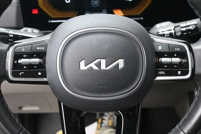 Certified Used 2025 Metal Kia LXS image 10