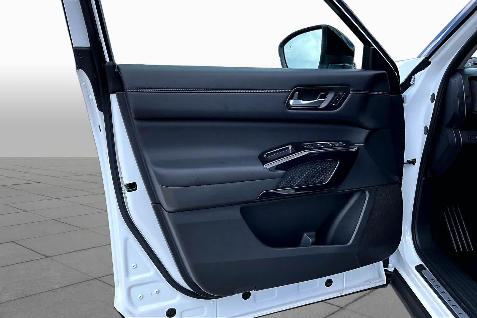 Used 2026 Everest White Pearl Tricoat/Super Black Nissan Platinum image 22
