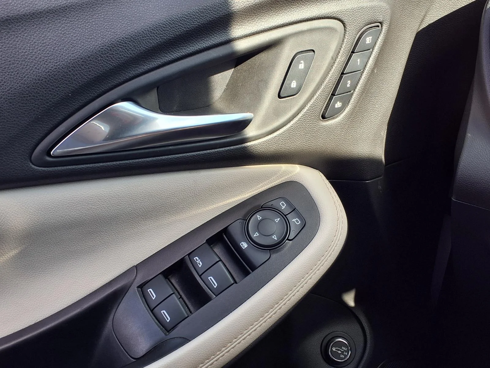Used 2024 White Frost Tricoat Buick Avenir image 11