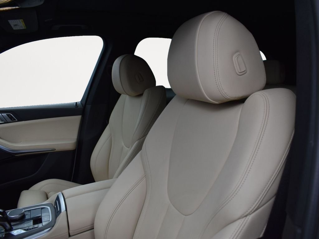 Used 2022 White Metallic BMW sDrive40i image 13