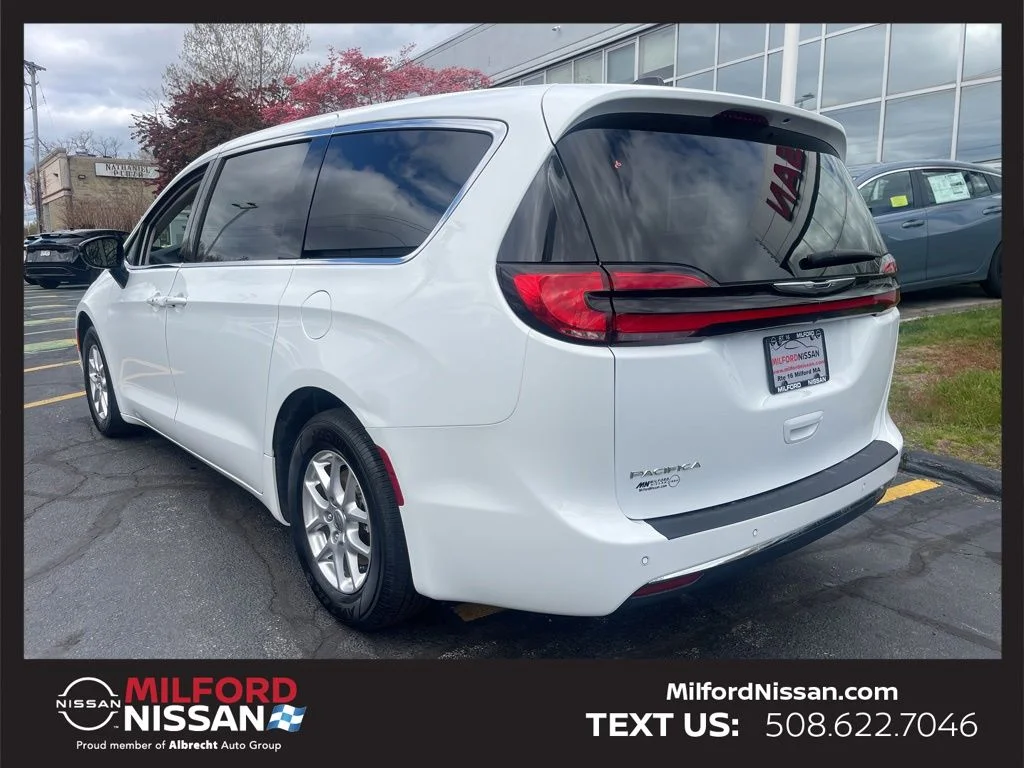 Used 2024 White Chrysler Touring L image 3