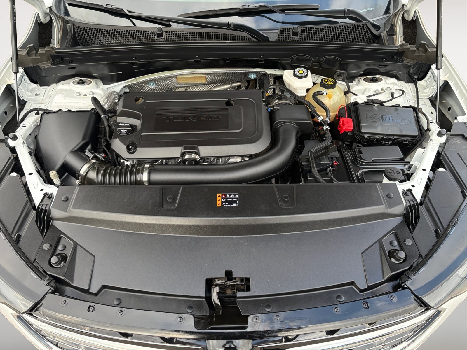 Used 2023 Summit White Buick Essence image 27