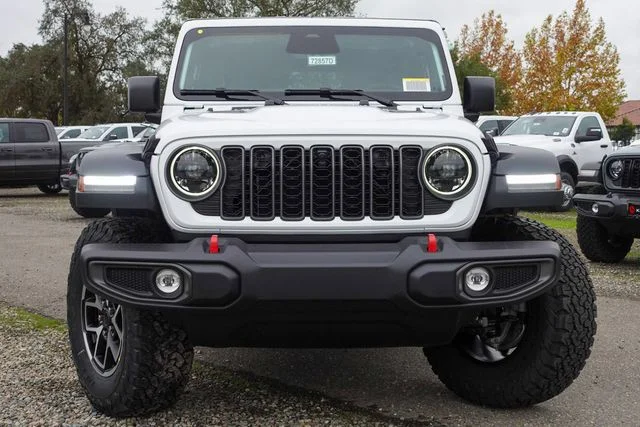 New 2026 Bright White Clear-Coat Exterior Paint Jeep Rubicon image 3