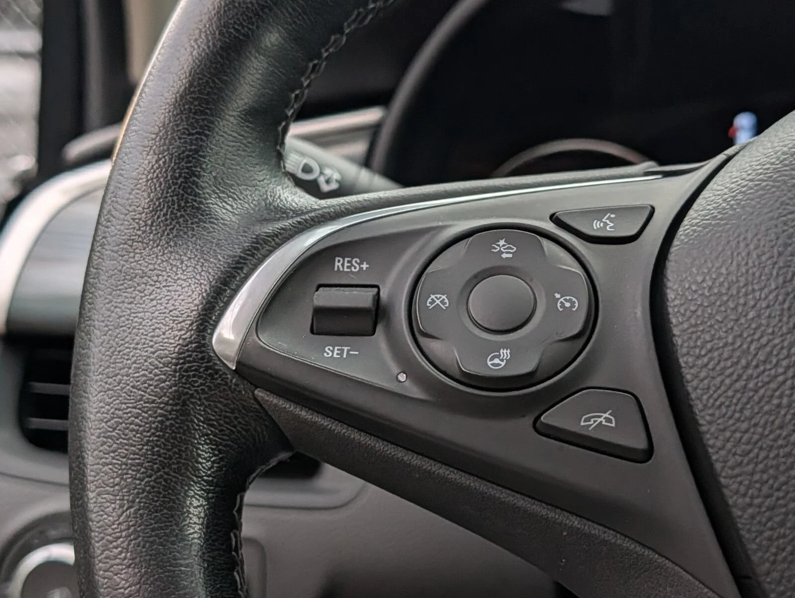 Used 2020 EBONY TWILIGHT METALLIC Buick Premium image 31