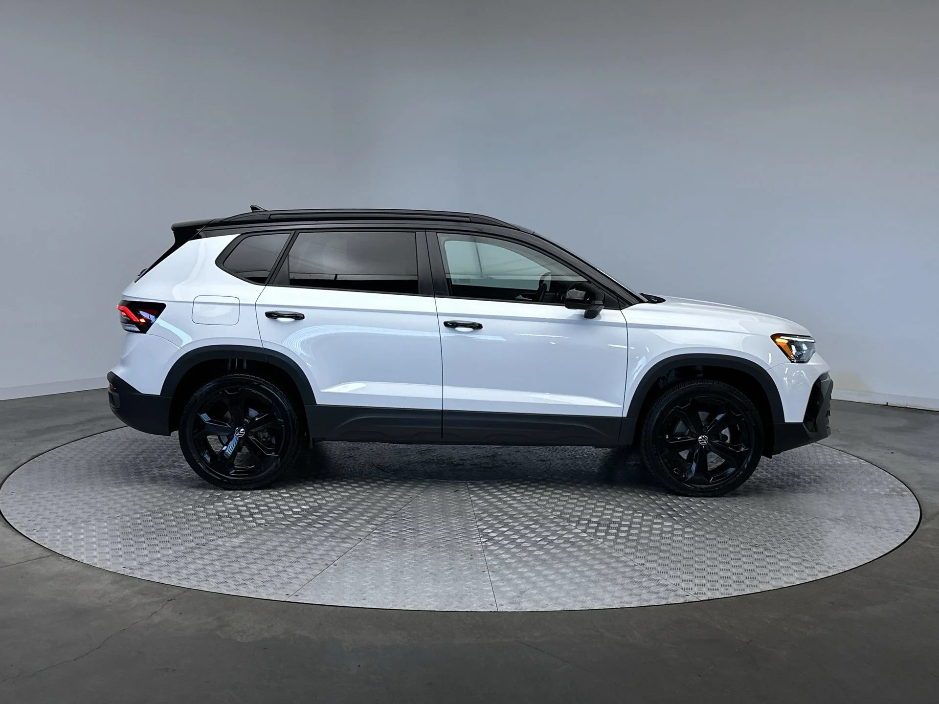 2025 Volkswagen Taos SE Black - Photo 10