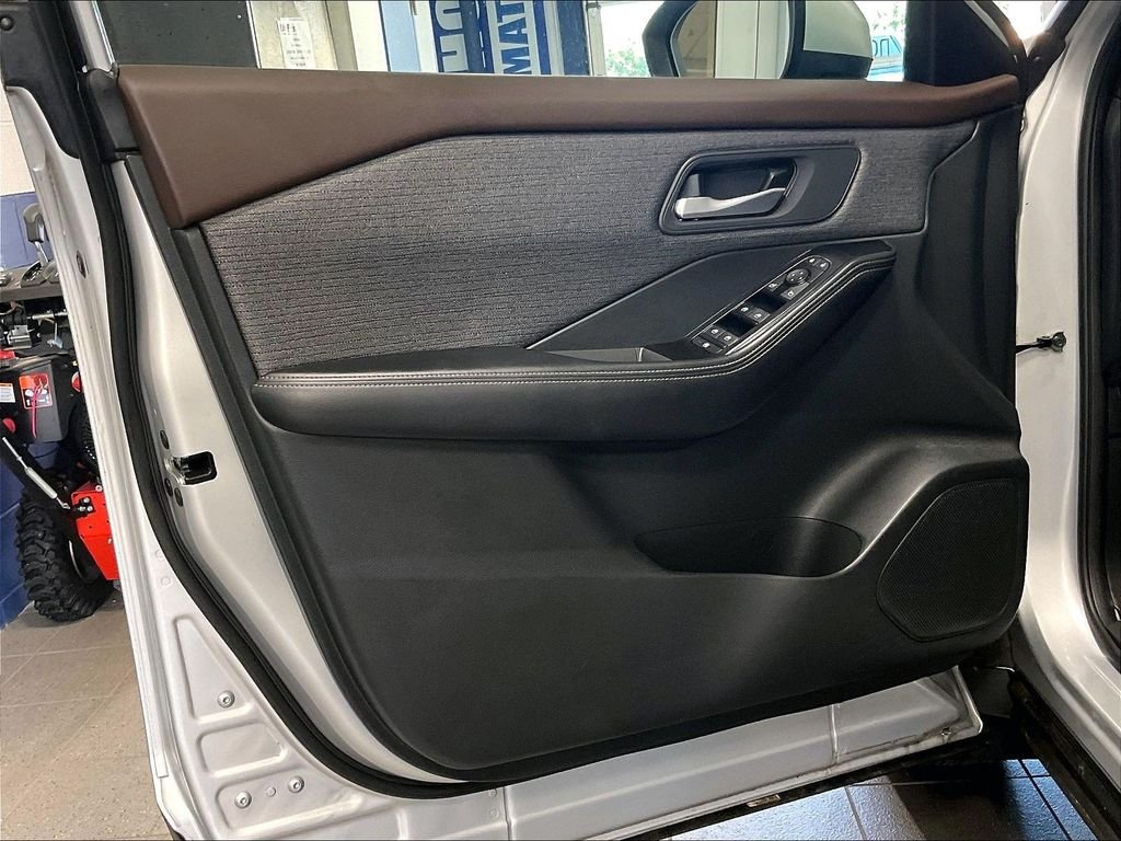 Used 2023 Silver Nissan SV image 9