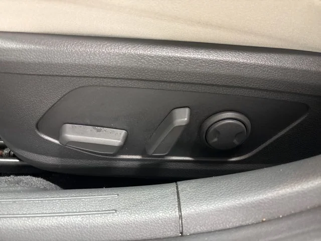 Used 2023 Silver Hyundai SEL image 9