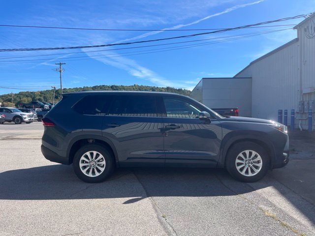 Used 2025 White Toyota XLE image 3