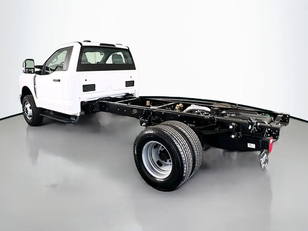 2025 Ford F-350 Super Duty Chassis Cab XL - Photo 10