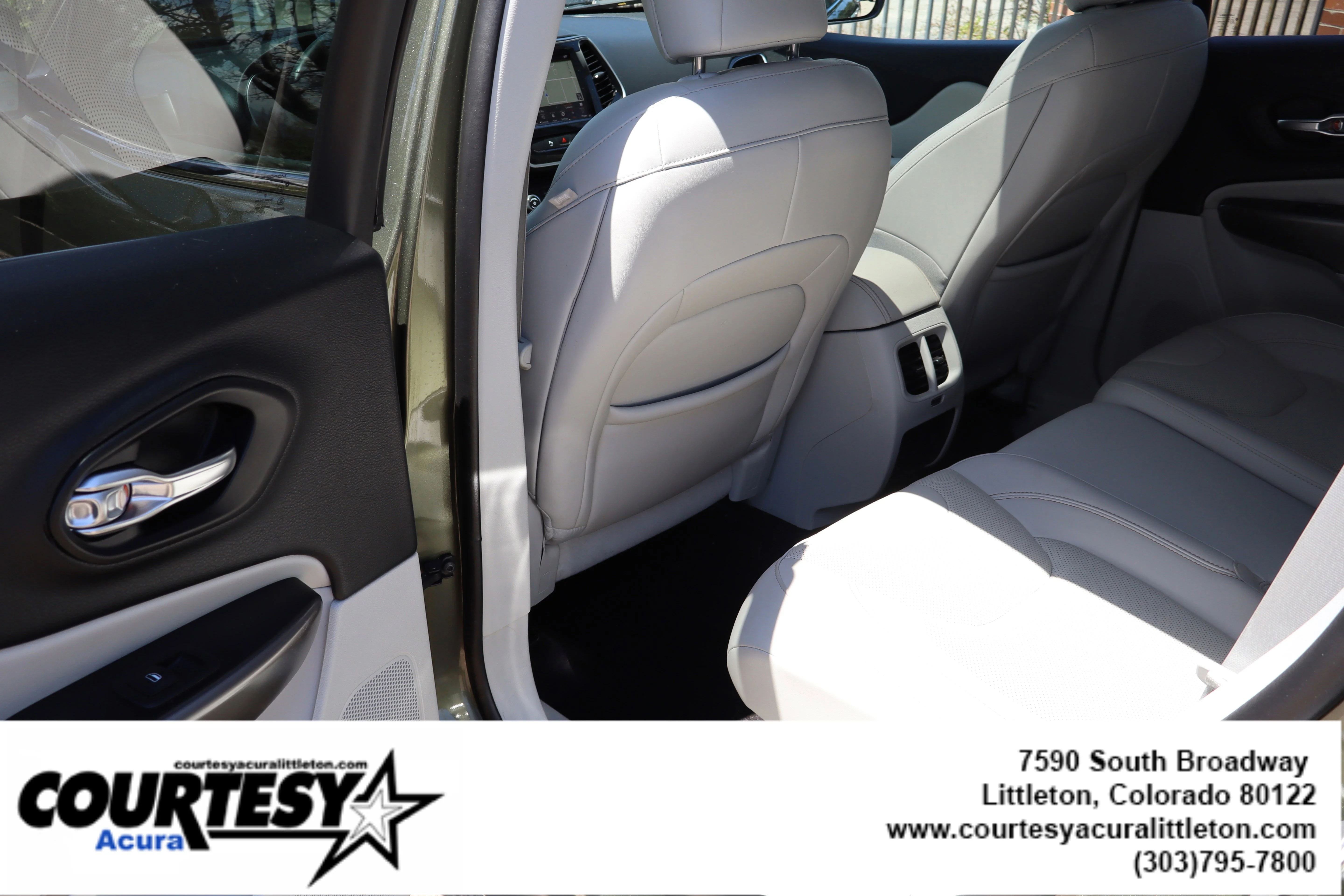 Used 2019 Olive Green Pearlcoat Jeep Limited image 27