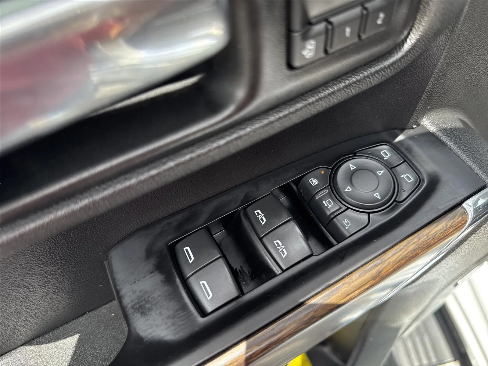 Used 2020 IRIDESCENT PEARL TRICOAT Chevrolet High Country image 18