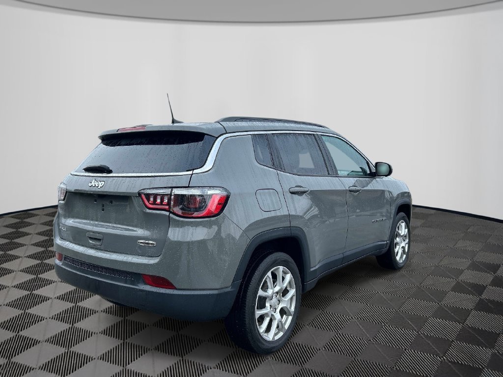 Used 2023 Gray Jeep Latitude Lux image 6