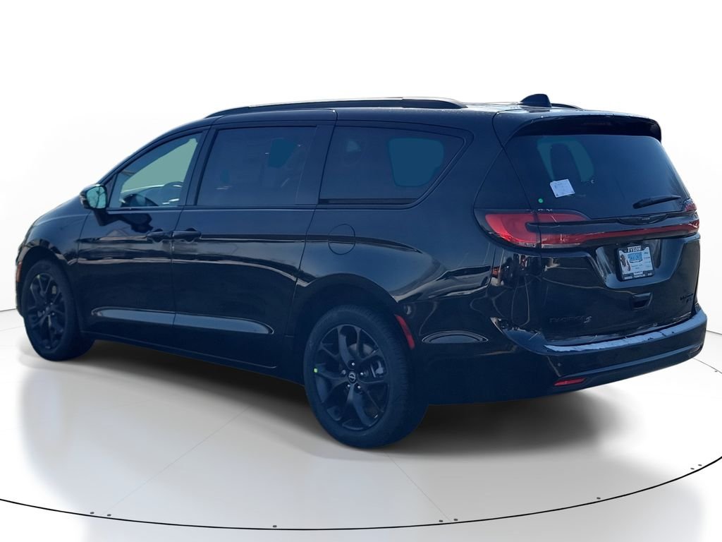 New 2026 Diamond Black Crystal Pearl-Coat Exterior Paint Chrysler Limited image 3