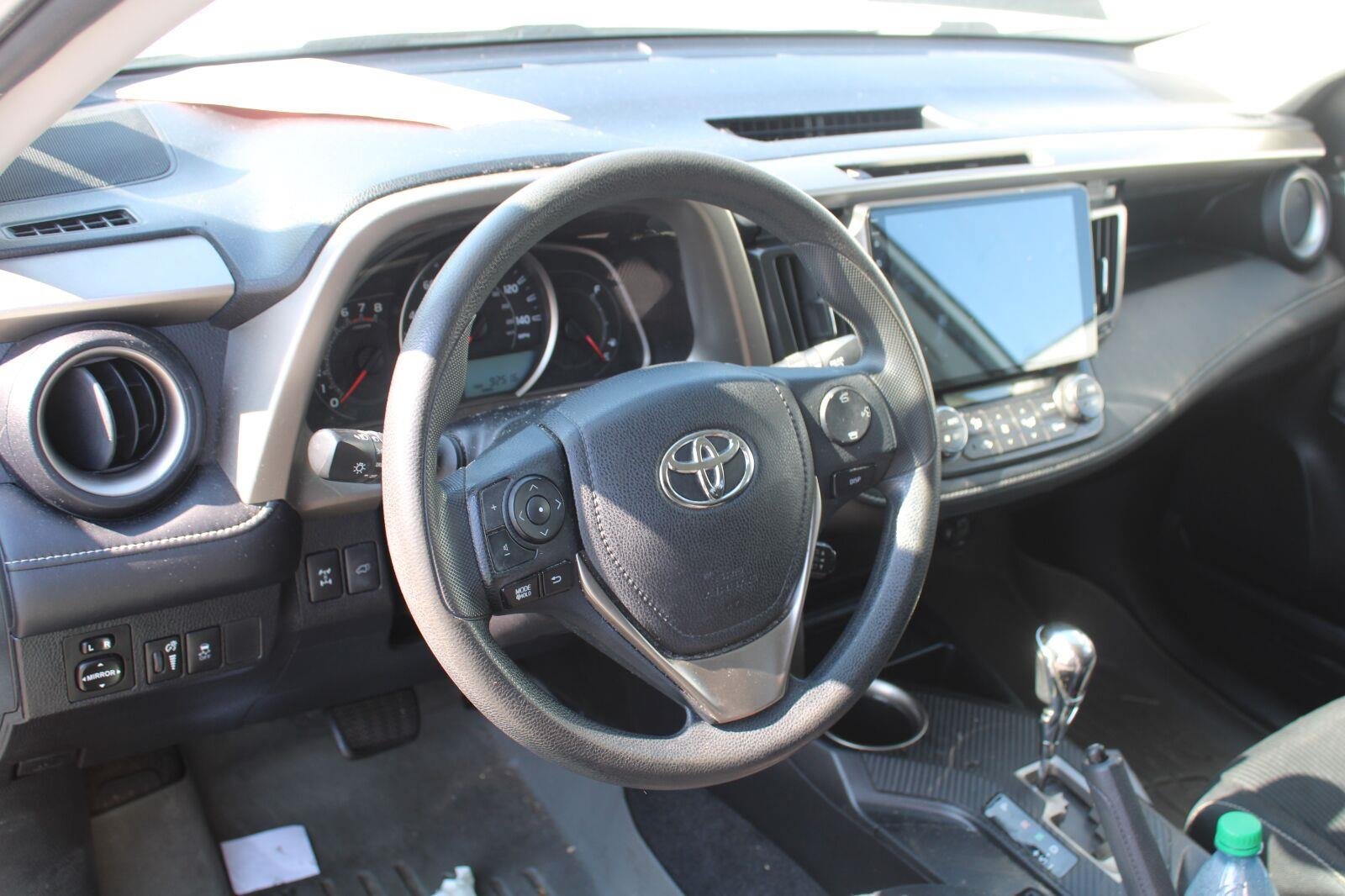 Used 2015 Super White Toyota XLE image 9