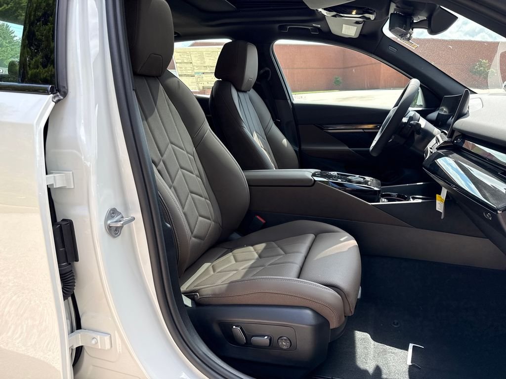 Used 2027 White BMW 530i xDrive image 28