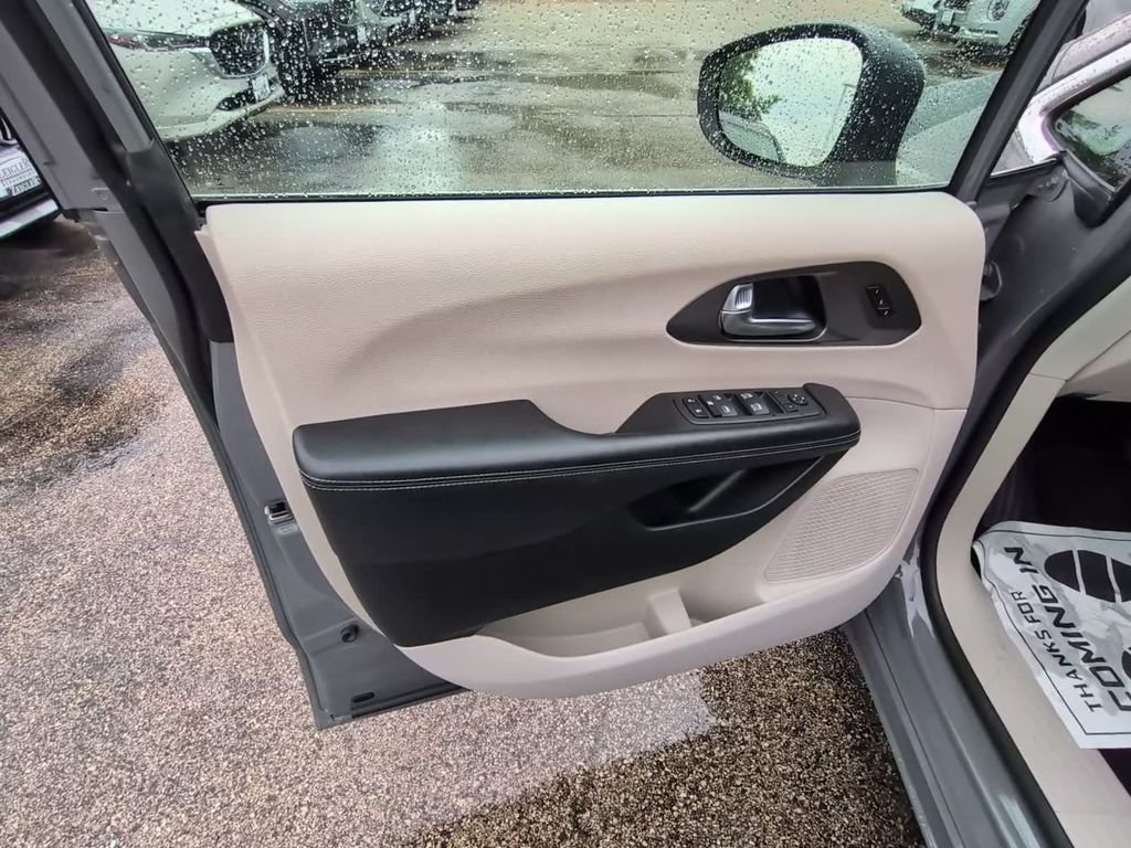 Used 2023 White Chrysler Touring L image 9