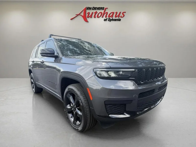 Used 2022  Jeep Laredo image 1