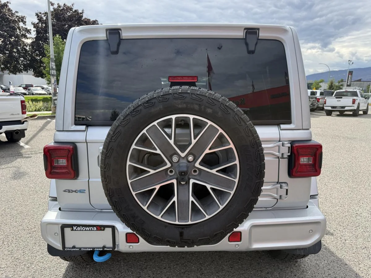 Used 2024 Silver Jeep High Altitude image 5