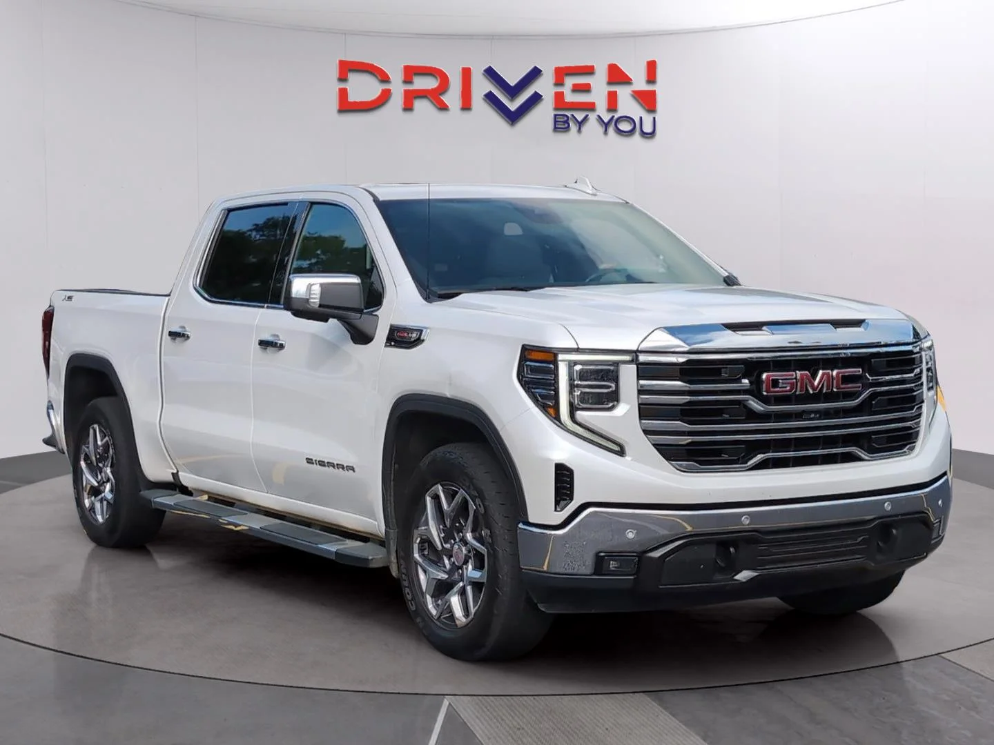 Used 2022 White Frost Tricoat GMC SLT image 7