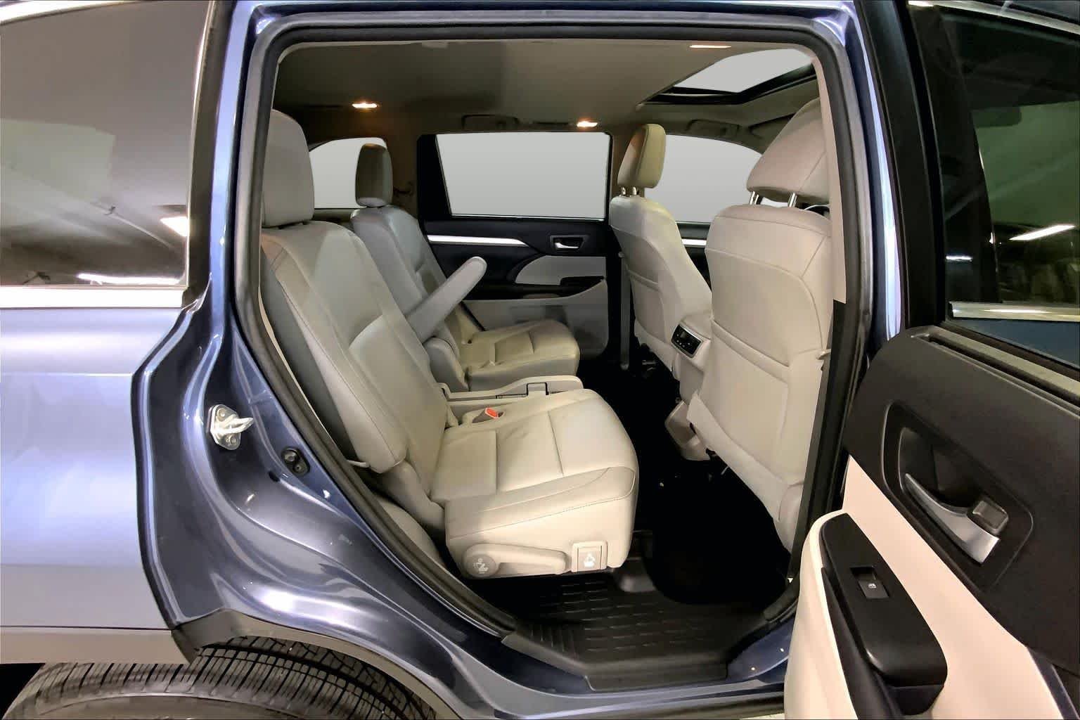 Used 2015 Shoreline Blue Pearl Toyota XLE image 19