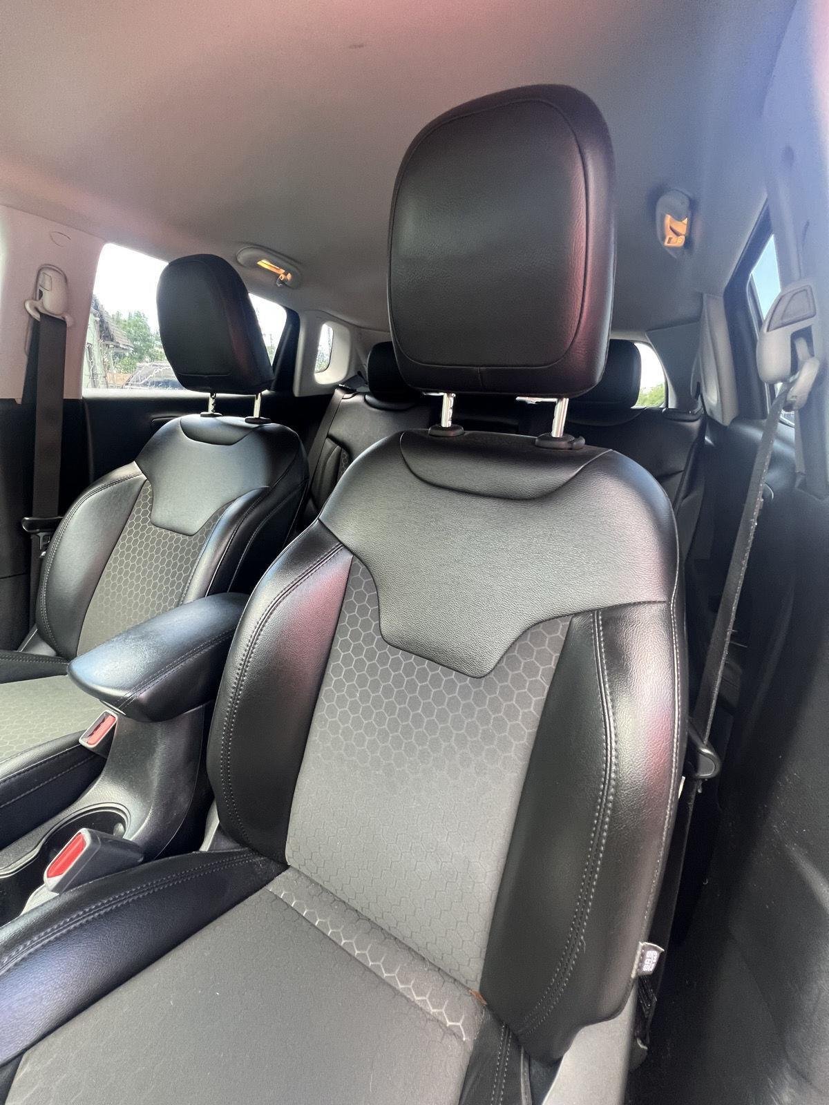 Used 2021 GRANITE CRYSTAL JEEP ALTITUDE image 10