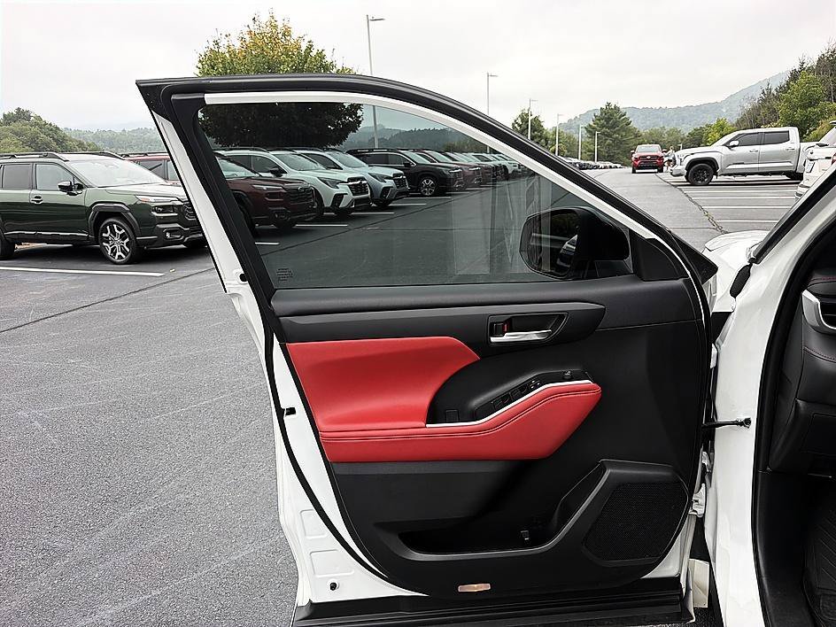 Used 2023 Wind Chill Pearl Toyota XSE image 10
