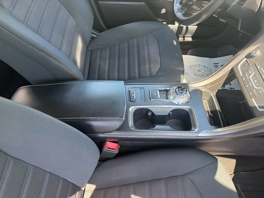 Used 2019 Gray Ford SE image 38