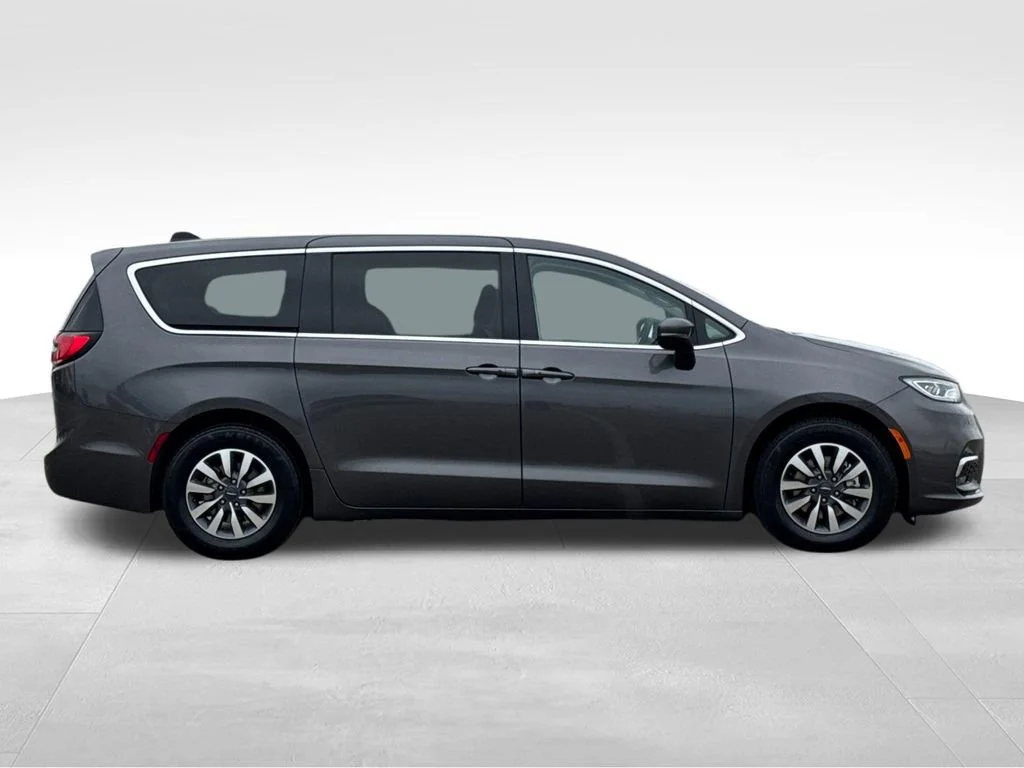 Used 2023  Chrysler Hybrid Touring L image 6
