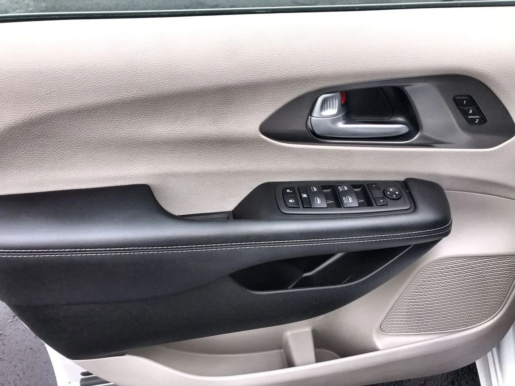 Used 2024 White Chrysler Touring L image 13